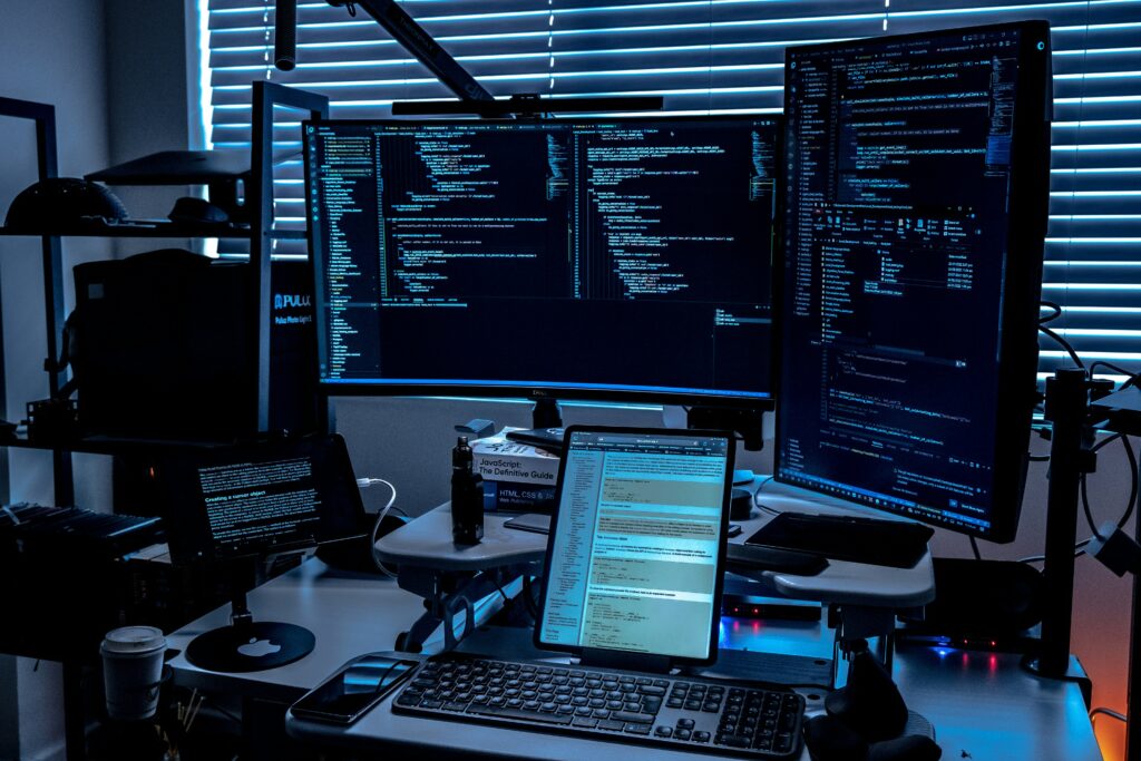 Abbildung eines Computertisches mit vier Displays.