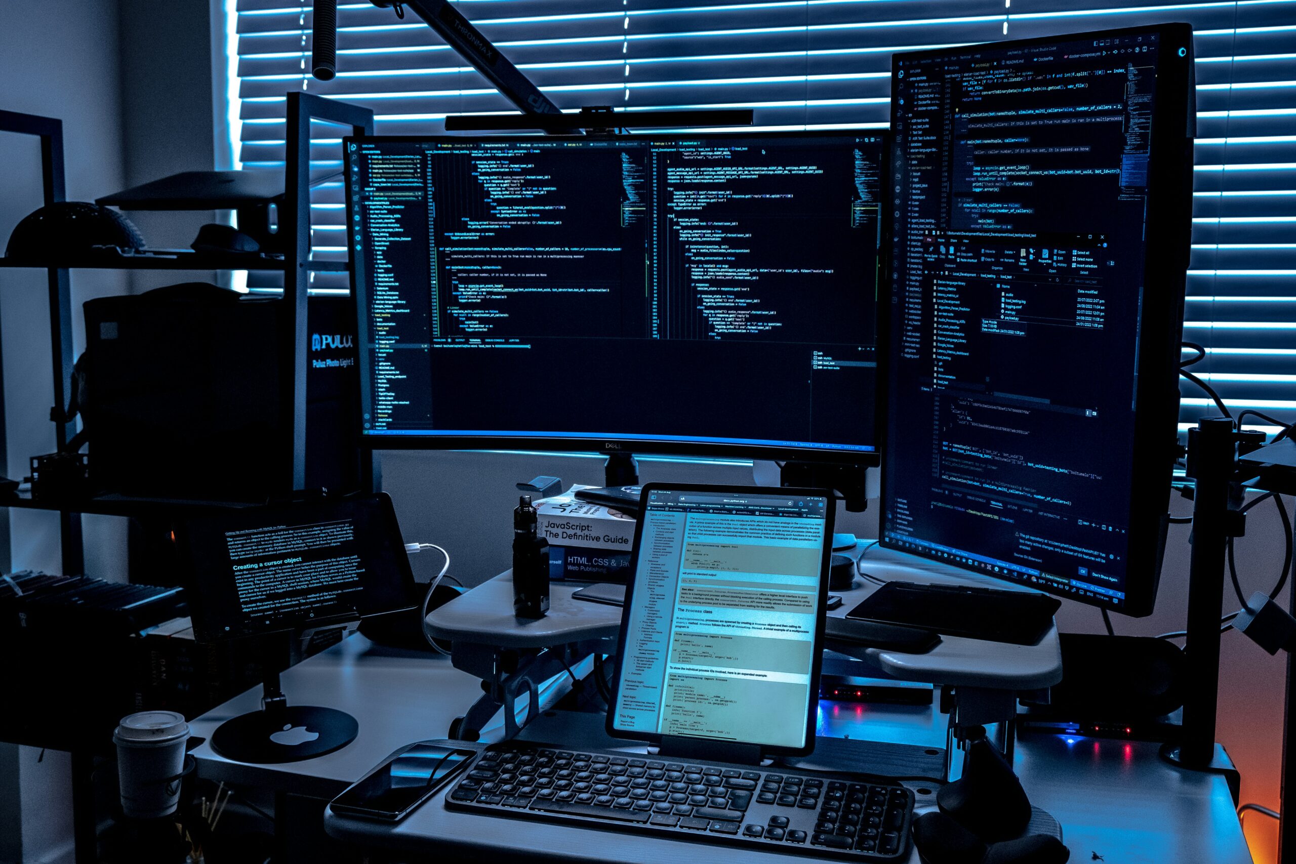 Abbildung eines Computertisches mit vier Displays.