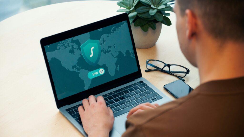 Mann am Computer loggt sich per VPN in ein Netzwerk.