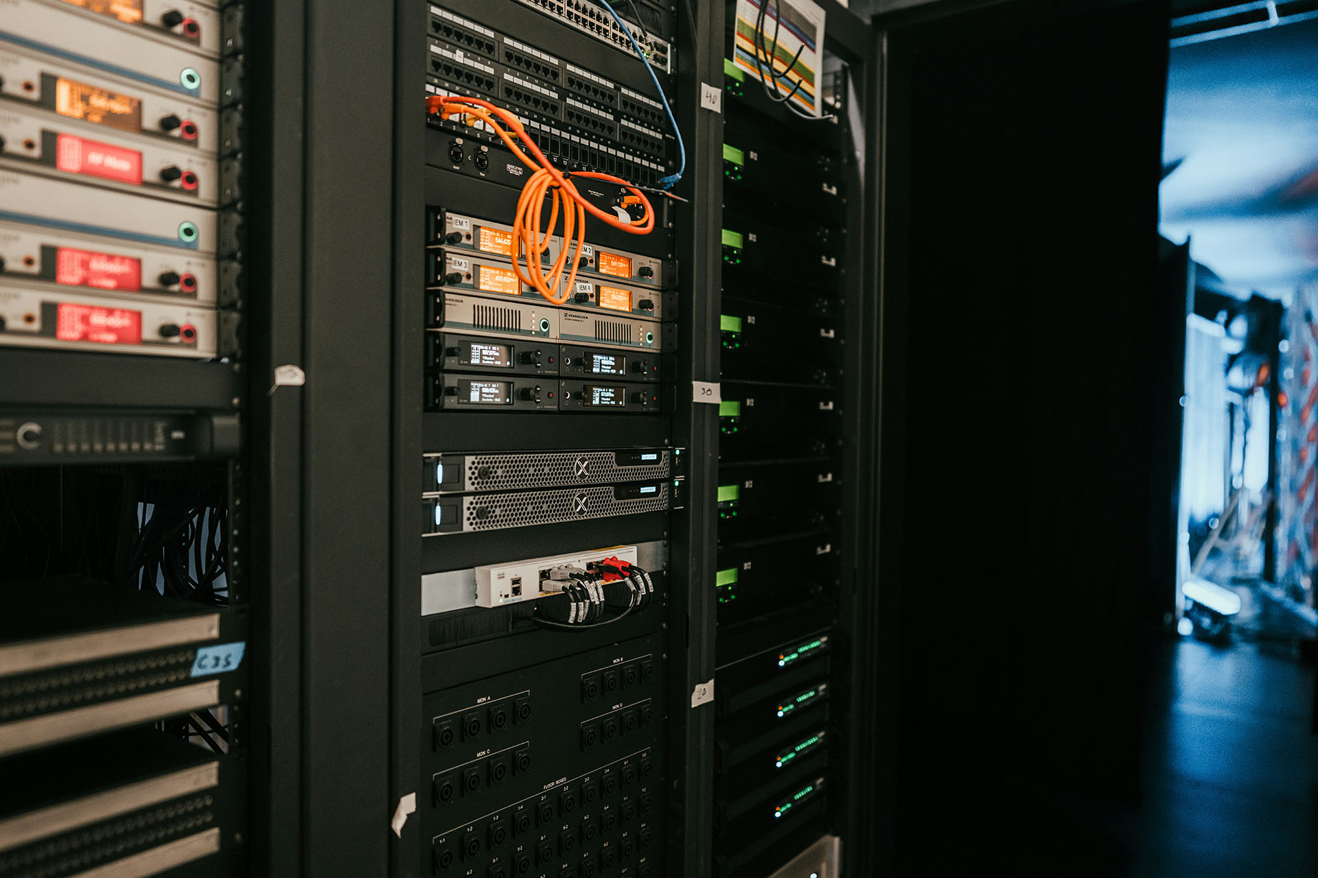 Serverraum mit Blick auf einen Serverrack.